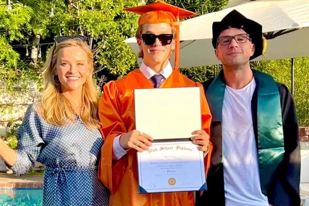Reese Witherspoon và Ryan Phillippe tổ chức lễ tốt nghiệp trung học tại nhà cho con trai 18 tuổi Deacon (giữa).
