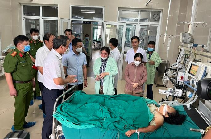 Ông Khuất Việt Hùng, Phó chủ tịch chuyên trách Ủy ban An toàn giao thông Quốc gia, tới Bệnh viên Đa khoa tỉnh Ninh Bình thăm hỏi, động viện những người gặp nạn Vụ tai nạn thảm khốc lật xe khách: Đi vào đường cấm, chạy quá tốc độ - Ảnh 2.