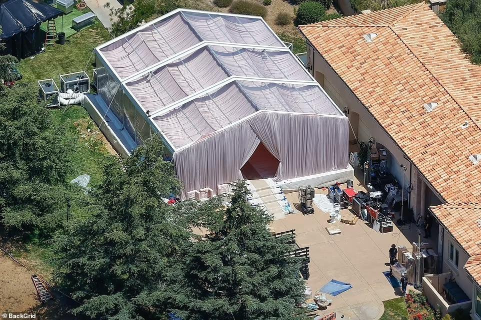 Công tác chuẩn bị được gấp rút diễn ra vài giờ trước đám cưới.