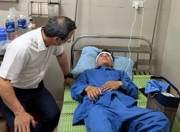 Thăm hỏi một nạn nhân trong vụ tai nạn Vụ tai nạn thảm khốc lật xe khách: Đi vào đường cấm, chạy quá tốc độ - Ảnh 3.