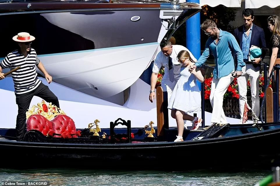Hôm thứ Bảy (11/6), David Beckham và Harper Seven được nhìn thấy du ngoạn trên sông bằng thuyền gondola ở Venice, Ý. Victoria Beckham vắng mặt trong chuyến đi.