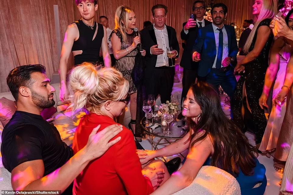 Selena Gomez chúc phúc cho Britney và Sam.