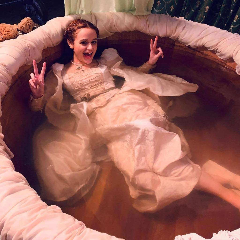 Nữ diễn viên "Bốt hôn" Joey King chia sẻ một bức ảnh từ phim trường "Princess Movie". Nữ diễn viên "Bốt hôn" Joey King chia sẻ một bức ảnh từ phim trường "Princess Movie".