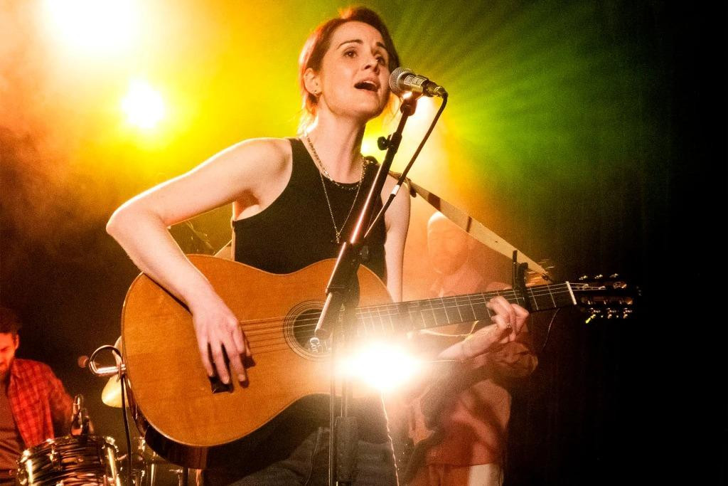 Nữ diễn viên Michelle Dockery vừa đàn vừa hát trên sân khấu cùng bạn diễn trong "Downton Abbey" Michael Fox tại London (Anh).