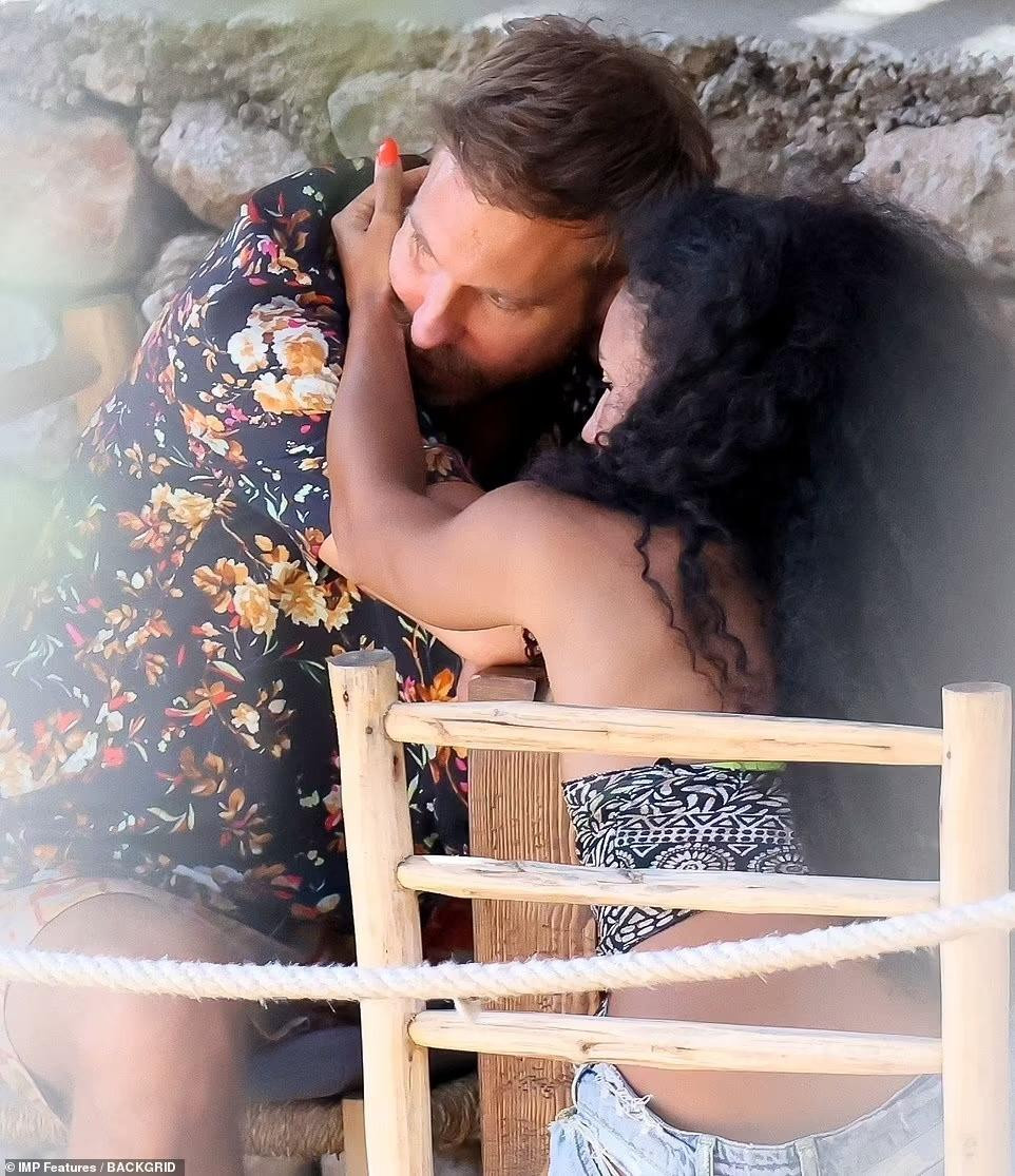 Cặp đôi dự định sẽ sống và dành cả cuộc đời tại Ibiza bởi với họ, vùng đất này là nơi đặc biệt quan trọng, chứng giám cho tình yêu của hai người.