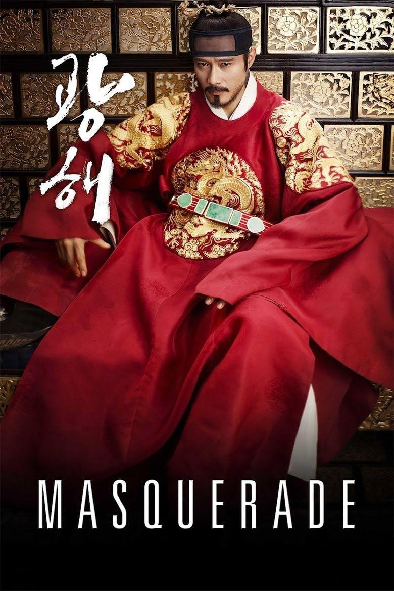 7. Masquerade (tựa Việt: Hoàng đế giả mạo) là “bom tấn” xứ Hàn năm 2012, đạt doanh thu 97 triệu USD. Phim kể về vua Gwang-hae (Lee Byung-hun đóng) ra để cho Ha-seon, một kẻ diễn hài trong lầu xanh, đóng thế mình mỗi khi đêm về vì luôn hoang tưởng có kẻ muốn ám sát mình. Phim dựa trên những ghi chép về Gwang-hae - vị vua thứ 15 của đế chế Joseon, nổi tiếng tài năng nhưng rất tàn bạo.