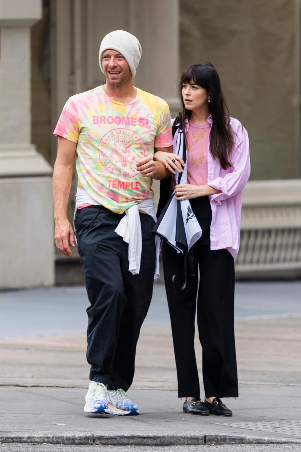 Mỹ nhân "50 sắc thái" Dakota Johnson hẹn hò cùng bạn trai Chris Martin ở Manhattan, New York.