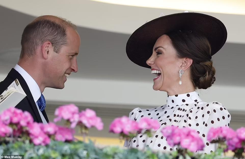 Họ rõ ràng rất hào hứng với lần trở lại này, bằng chứng những nụ cười rạng rỡ hết nấc trong xuyên suốt sự kiện.