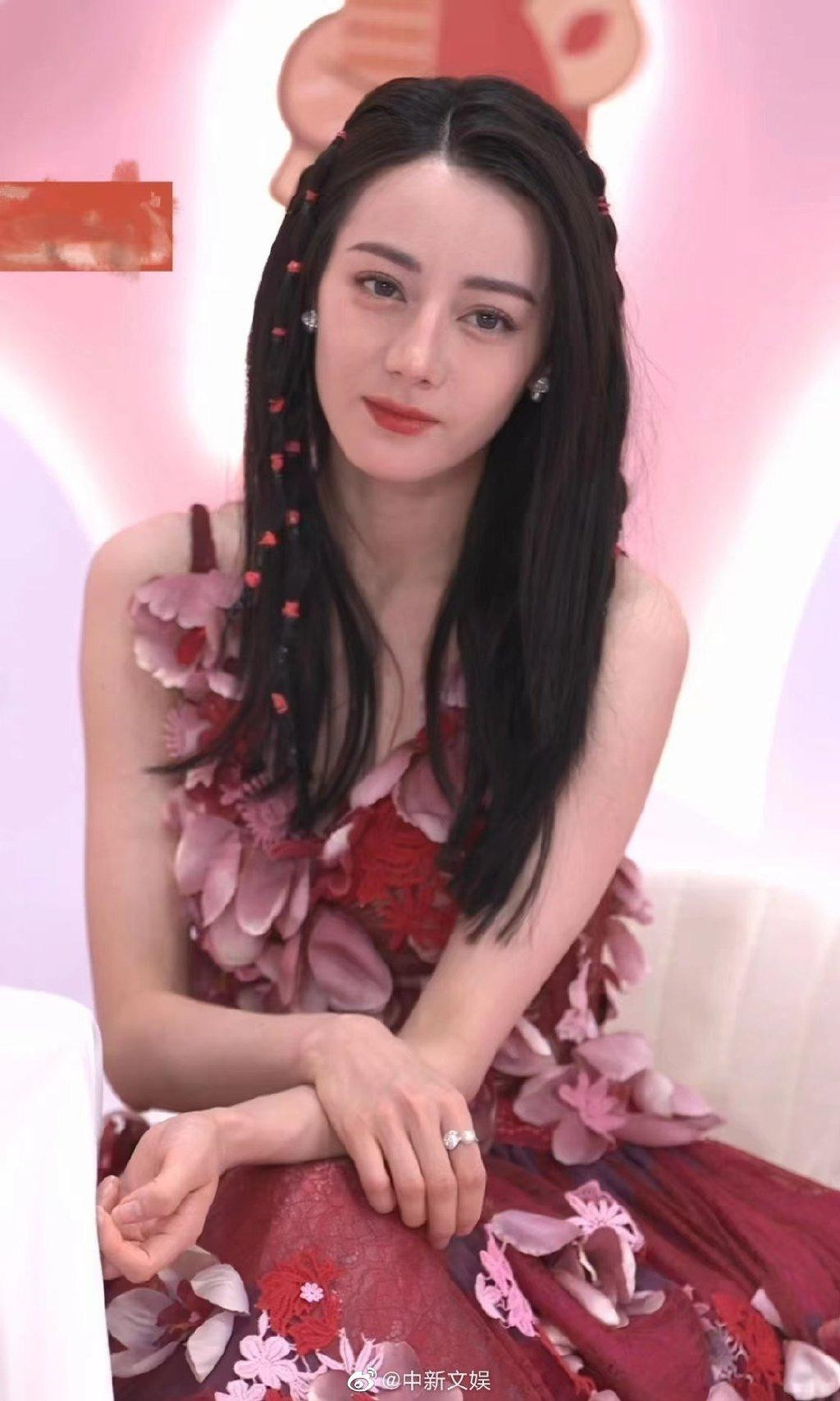 Phong cách này giúp Nhiệt Ba &quot;cưa sừng làm nghé&quot;, giống những cô gái mới mười tám, đôi mươi.