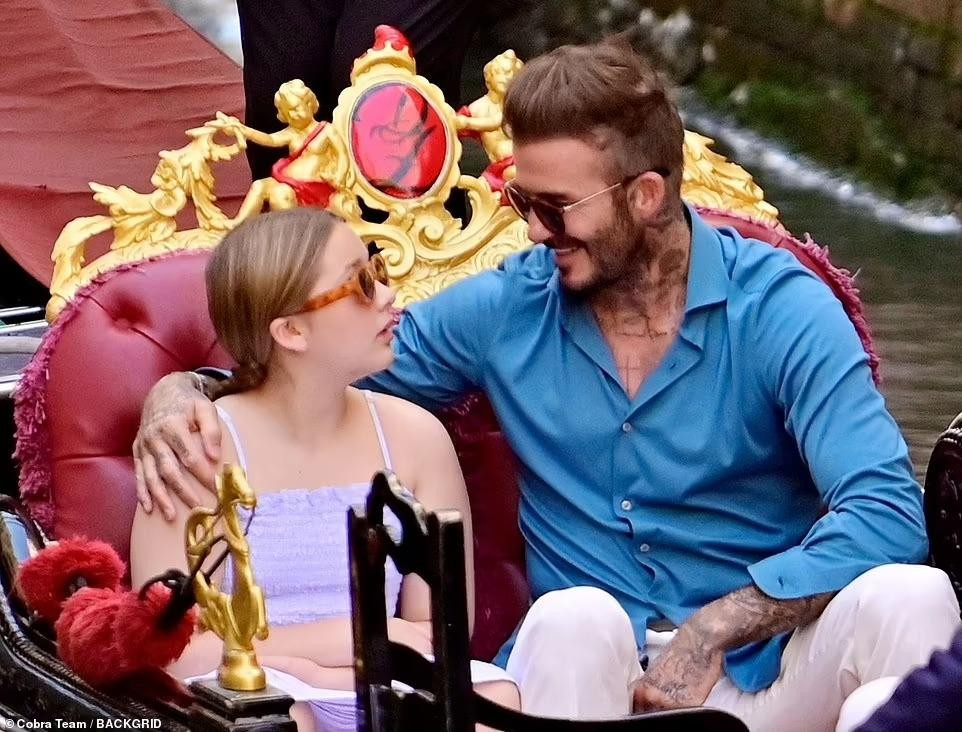 David Beckham nổi tiếng là ông bố cưng chiều con gái nhất nhì thế giới, từ cái khoác vai, ánh mắt và nụ cười đều cho thấy rõ điều đó.