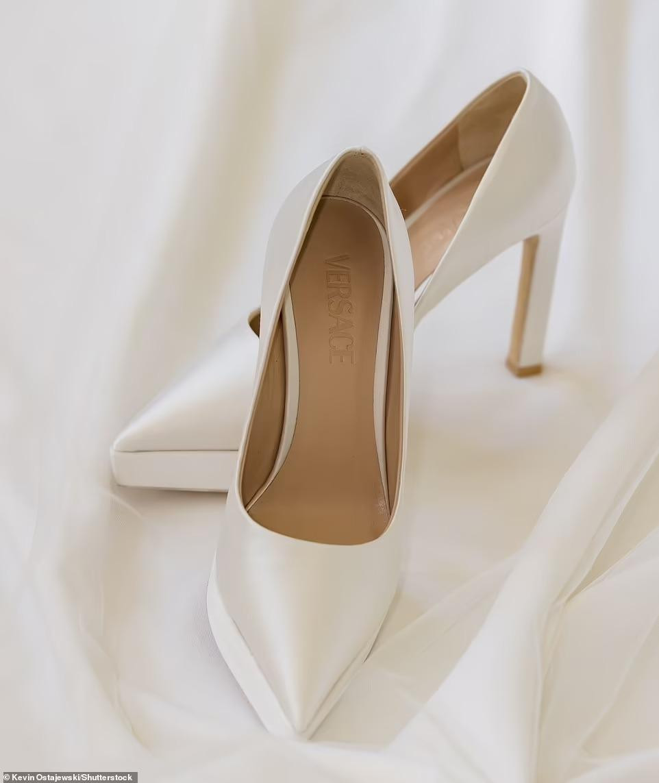 Đi kèm là đôi giày cao gót mũi nhọn màu trắng cùng thương hiệu.