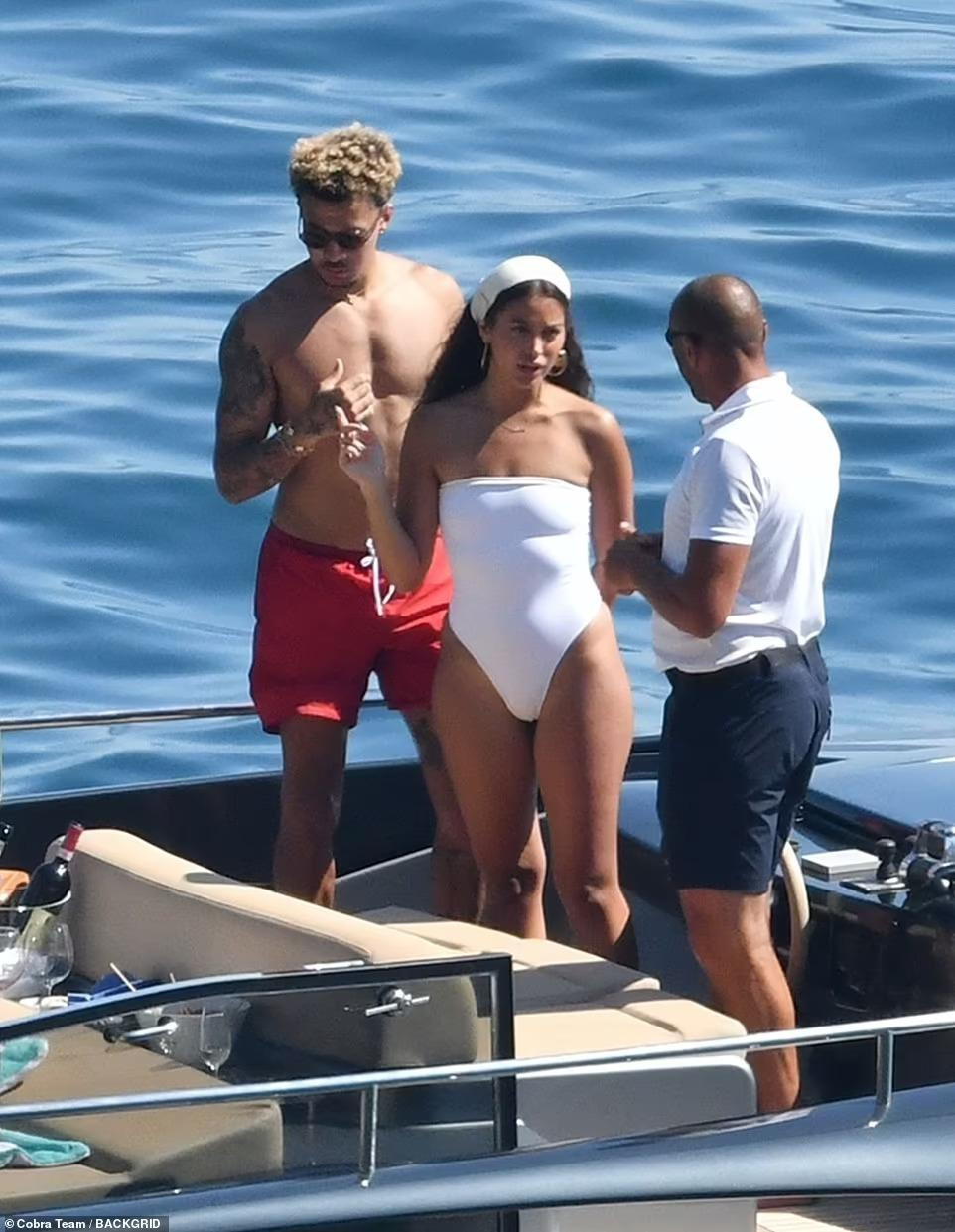 Dele Alli và bạn gái Cindy Kimberly đã cùng bạn bè đi nghỉ mát trên hòn đảo xinh đẹp Capri của Ý. Hôm 12/6, họ được nhìn thấy đi chơi biển trên du thuyền sang trọng có tên Riva.