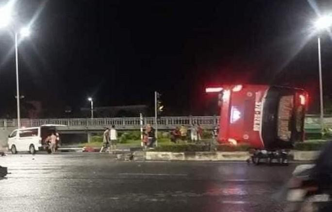 Hiện trường vụ tai nạn giao thông đặc biệt nghiêm trọng Vụ tai nạn thảm khốc lật xe khách: Đi vào đường cấm, chạy quá tốc độ - Ảnh 1.