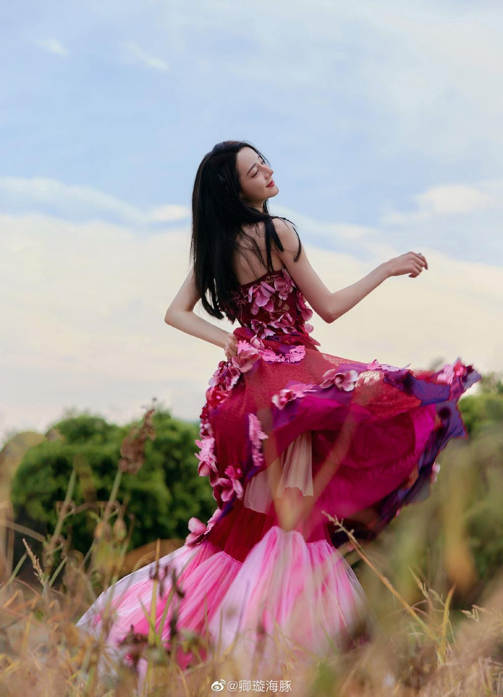 Sohu ví mỹ nhân Tân Cương như tiên nữ đang vui đùa trên đồng cỏ.