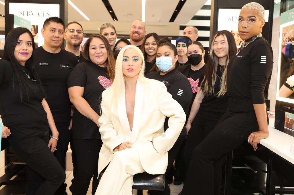 Cũng "thả rông", Lady Gaga trông sang chảnh và quyền lực trong bộ vest quá khổ màu trắng phù hợp mái tóc. Cô nổi bật giữa dàn nhân viên bán mỹ phẩm mặc đồng phục đen. Cũng "thả rông", Lady Gaga trông sang chảnh và quyền lực trong bộ vest quá khổ màu trắng phù hợp mái tóc. Cô nổi bật giữa dàn nhân viên bán mỹ phẩm mặc đồng phục đen.