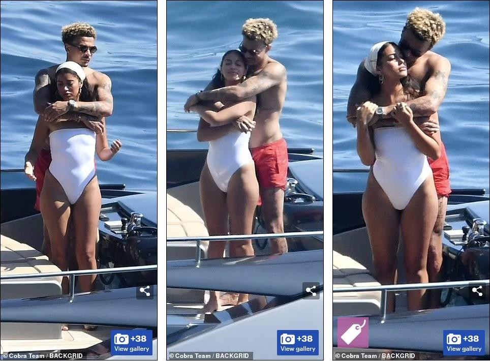 Cindy mặc áo tắm dáng quây một mảnh màu trắng, đội khăn đồng màu, khoe thân hình rám nắng săn chắc, khỏe mạnh. Trong khi đó, tiền vệ Everton mặc quần bơi màu đỏ lộ hình thể rắn rỏi với nhiều hình xăm.