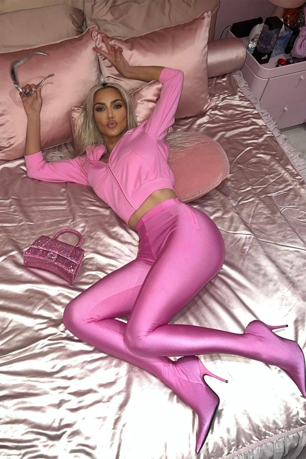 Kim Kardashian khoe vòng eo "con kiến" trong bộ đồ màu hồng thời thượng.