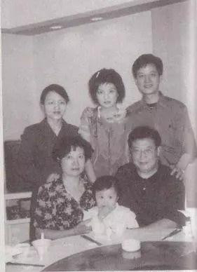 Hình ảnh hiếm hoi về gia đình Triệu Vy. Hình ảnh hiếm hoi về gia đình Triệu Vy.