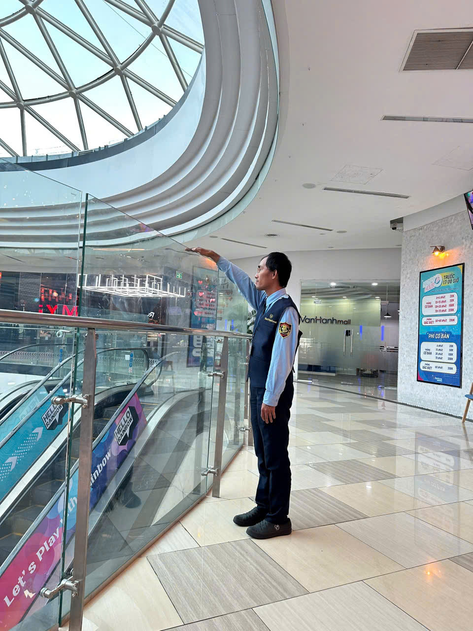 TTTM Vạn Hạnh Mall đã cho nâng kính an toàn lên 1,7m và sẽ lắp lưới an toàn khẩn cấp trong vài ngày tới. Ảnh: Page Vạn Hạnh Mall. TTTM Vạn Hạnh Mall đã cho nâng kính an toàn lên 1,7m và sẽ lắp lưới an toàn khẩn cấp trong vài ngày tới. Ảnh: Page Vạn Hạnh Mall.