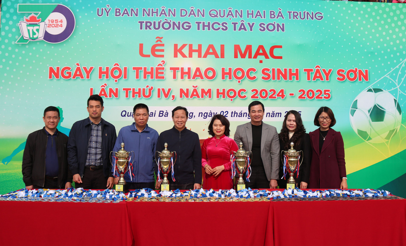 BGH nhà trường và các đại biểu tham dự buổi lễ. BGH nhà trường và các đại biểu tham dự buổi lễ.