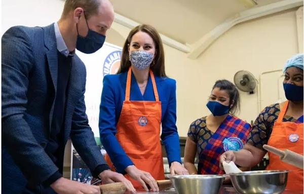 Tại Scotland, William - Kate tham gia nấu cơm và cà-ri cho các gia đình khó khăn. Ảnh: Times of India.
