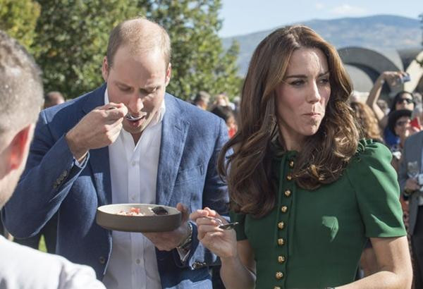 William - Kate thử món ăn mới khi đến thăm Canada. Ảnh: Hello.