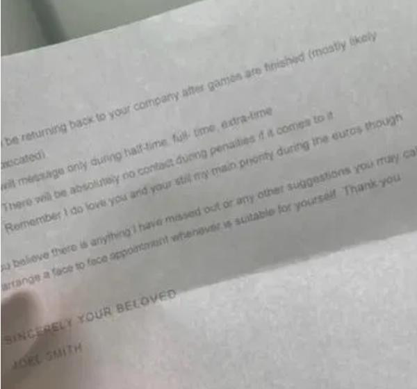 Một phần bản "quy định" của fan bóng đá dành cho bạn gái của mình trong kỳ EURO 2020. Ảnh: Georgia Holmes. Một phần bản "quy định" của fan bóng đá dành cho bạn gái của mình trong kỳ EURO 2020. Ảnh: Georgia Holmes.