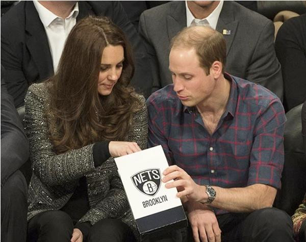 Cặp đôi Hoàng gia rất thích ăn bỏng ngô. Ảnh: Rex.