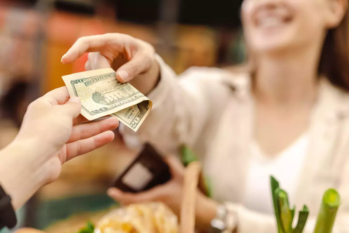 Hãy tập thói quen chuẩn bị sẵn số tiền cần trả, nếu bạn trả bằng tiền mặt. Hãy tập thói quen chuẩn bị sẵn số tiền cần trả, nếu bạn trả bằng tiền mặt.