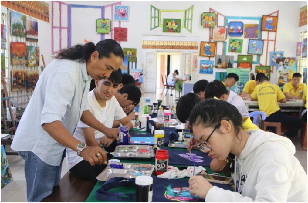 Họa sĩ Nguyễn Hoàng và lớp học vẽ tại Trung tâm Giáo dục nghề nghiệp cho người khuyết tật và trẻ mồ côi TP.HCM. (Nguồn: Thu thập)