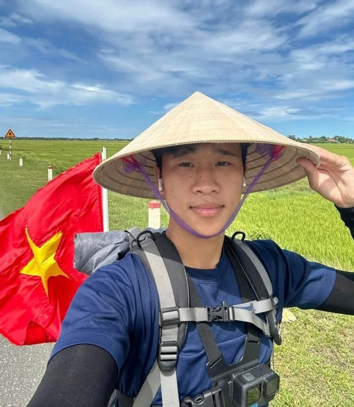 Mang theo lá cờ Tổ quốc, chiếc loa nhỏ, chàng trai đã đi bằng cả lòng biết ơn với quá khứ và niềm tin vào hiện tại. Ảnh: TikTok nhân vật. Mang theo lá cờ Tổ quốc, chiếc loa nhỏ, chàng trai đã đi bằng cả lòng biết ơn với quá khứ và niềm tin vào hiện tại. Ảnh: TikTok nhân vật.