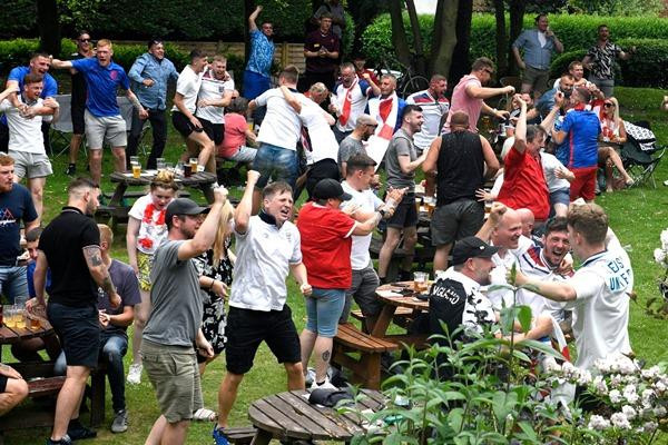 Các fan cuồng nhiệt của đội tuyển Anh mừng rỡ khi đội nhà ghi bàn. Ảnh: Examiner Live. Các fan cuồng nhiệt của đội tuyển Anh mừng rỡ khi đội nhà ghi bàn. Ảnh: Examiner Live.