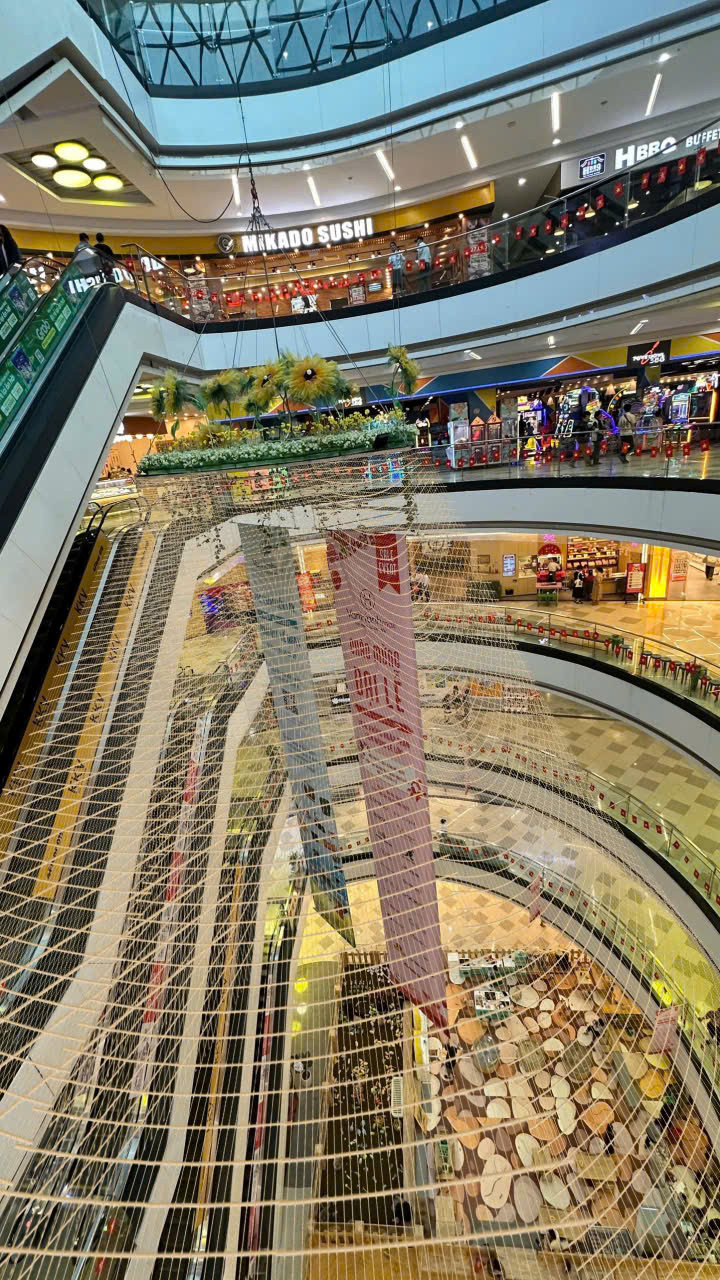 TTTM Vạn Hạnh Mall đã cho nâng kính an toàn lên 1,7m và sẽ lắp lưới an toàn khẩn cấp trong vài ngày tới. Ảnh: Page Vạn Hạnh Mall. TTTM Vạn Hạnh Mall đã cho nâng kính an toàn lên 1,7m và sẽ lắp lưới an toàn khẩn cấp trong vài ngày tới. Ảnh: Page Vạn Hạnh Mall.