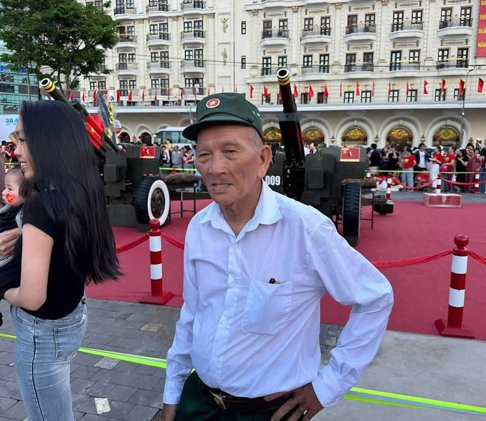 Cụ ông cựu chiến binh Trần Văn Thanh sau 10 ngày rong ruổi hơn 1.300km bằng xe máy, đã có mặt tại TP.HCM. Ảnh: Internet Cụ ông cựu chiến binh Trần Văn Thanh sau 10 ngày rong ruổi hơn 1.300km bằng xe máy, đã có mặt tại TP.HCM. Ảnh: Internet