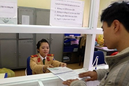 Trung sỹ Phạm Quỳnh Trang tiếp dân tại Đội CSGT số 1