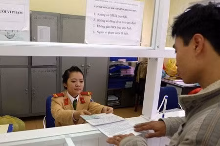 Trung sỹ Phạm Quỳnh Trang tiếp dân tại Đội CSGT số 1