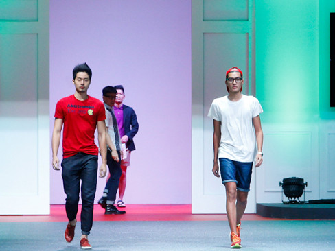 Anh Quân và Quang Đại tự tin catwalk trên sàn tập