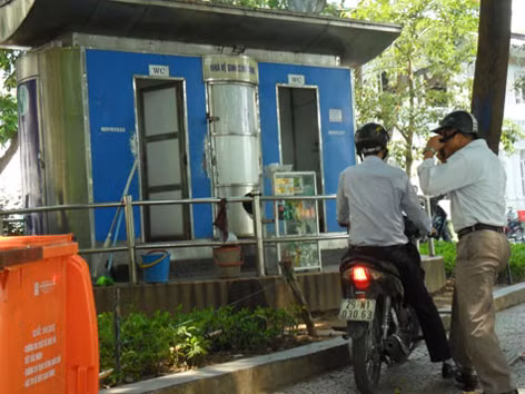 Nhà vệ sinh công cộng tại Hồ Gươm. Ảnh: TL