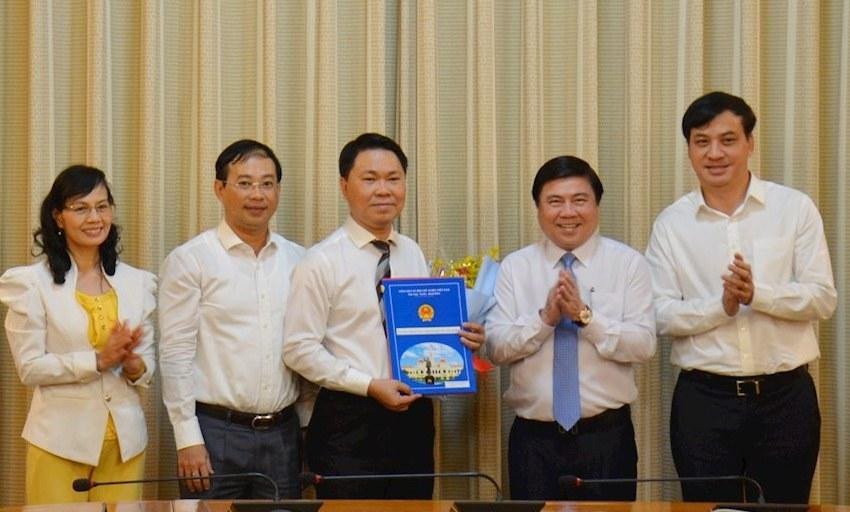 Ông Trần Hoàng Quân (thứ 3 từ trái sang) nhận quyết định bổ nhiệm giữ chức vụ giám đốc Sở Xây dựng TPHCM