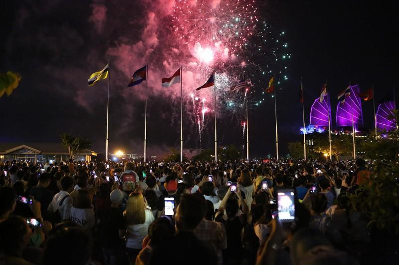 Bắn pháo hoa thường thu hút rất đông người đến thưởng thức, nguy cơ lây nhiễm dịch bệnh cực lớn