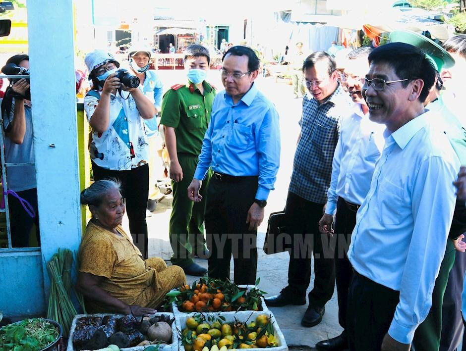 Bí thư Thành ủy TPHCM ân cần thăm hỏi, tìm hiểu đời sống người dân trên đảo Thạnh An. Ảnh: Thành ủy TPHCMđOÀN Bí thư Thành ủy TPHCM ân cần thăm hỏi, tìm hiểu đời sống người dân trên đảo Thạnh An. Ảnh: Thành ủy TPHCMđOÀN