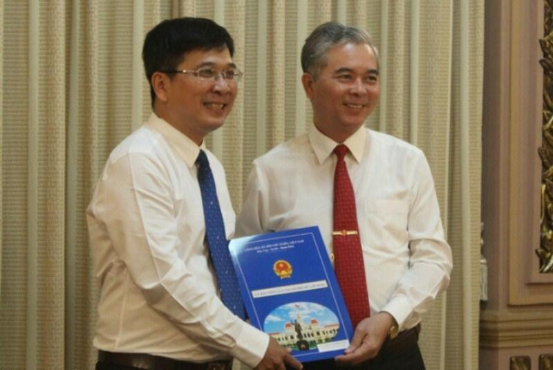 Ông Phan Thanh Tùng (trái) Ông Phan Thanh Tùng (trái)