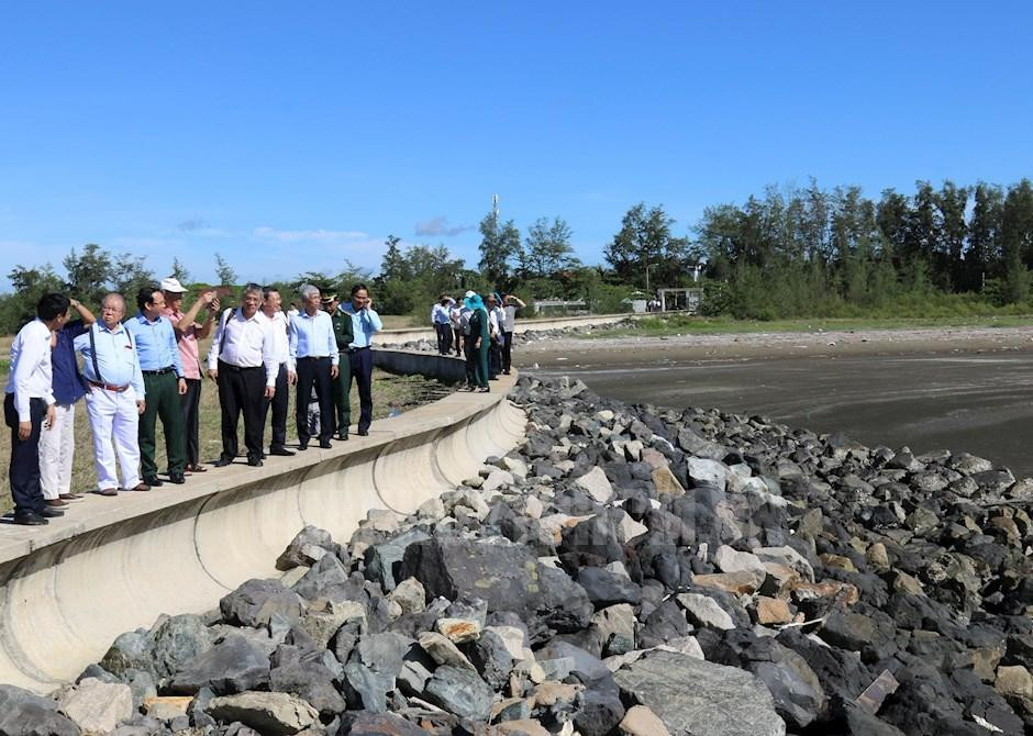 Đoàn công tác đã trực tiếp khảo sát kè chắn sóng trên đảo. Đây là phòng tuyến bảo vệ người dân khi xuất hiện bão, dông, áp thấp nhiệt đới Đoàn công tác đã trực tiếp khảo sát kè chắn sóng trên đảo. Đây là phòng tuyến bảo vệ người dân khi xuất hiện bão, dông, áp thấp nhiệt đới