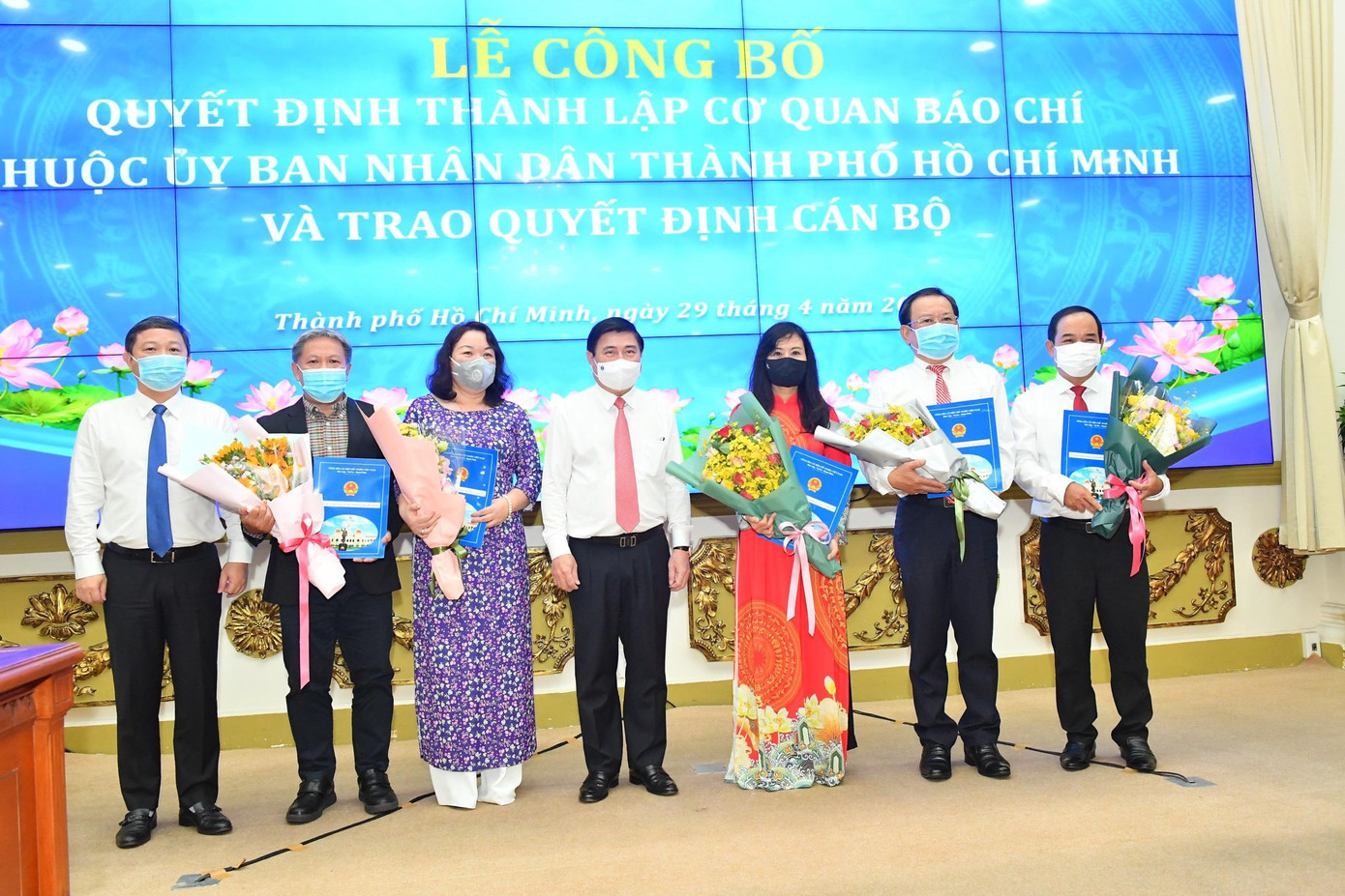 Chủ tịch UBND TPHCM Nguyễn Thành Phong và Phó Chủ tịch Dương Anh Đức trao quyết định thành lập và hoa chúc mừng đại diện 5 cơ quan báo chí mới sắp xếp