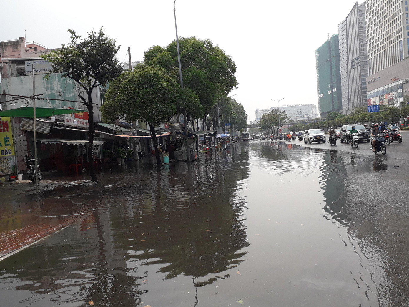 Đường Điện Biên Phủ bị ngập nặng, gây trở ngại, khó khăn trong việc đi lại và kinh doanh buôn bán của người dân