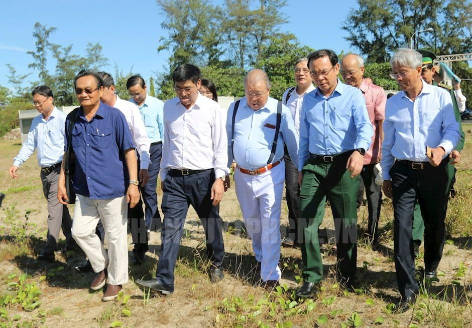 Bí thư Thành ủy Nguyễn Văn Nên (hàng đầu, thứ 2 từ phải qua) cùng lãnh đạo UBND TPHCM và các chuyên gia trực tiếp đến huyện Cần Giờ khảo sát để tìm hướng phát triển đột phá trong thời gian tới. Ảnh: Thành ủy TPHCM Bí thư Thành ủy Nguyễn Văn Nên (hàng đầu, thứ 2 từ phải qua) cùng lãnh đạo UBND TPHCM và các chuyên gia trực tiếp đến huyện Cần Giờ khảo sát để tìm hướng phát triển đột phá trong thời gian tới. Ảnh: Thành ủy TPHCM