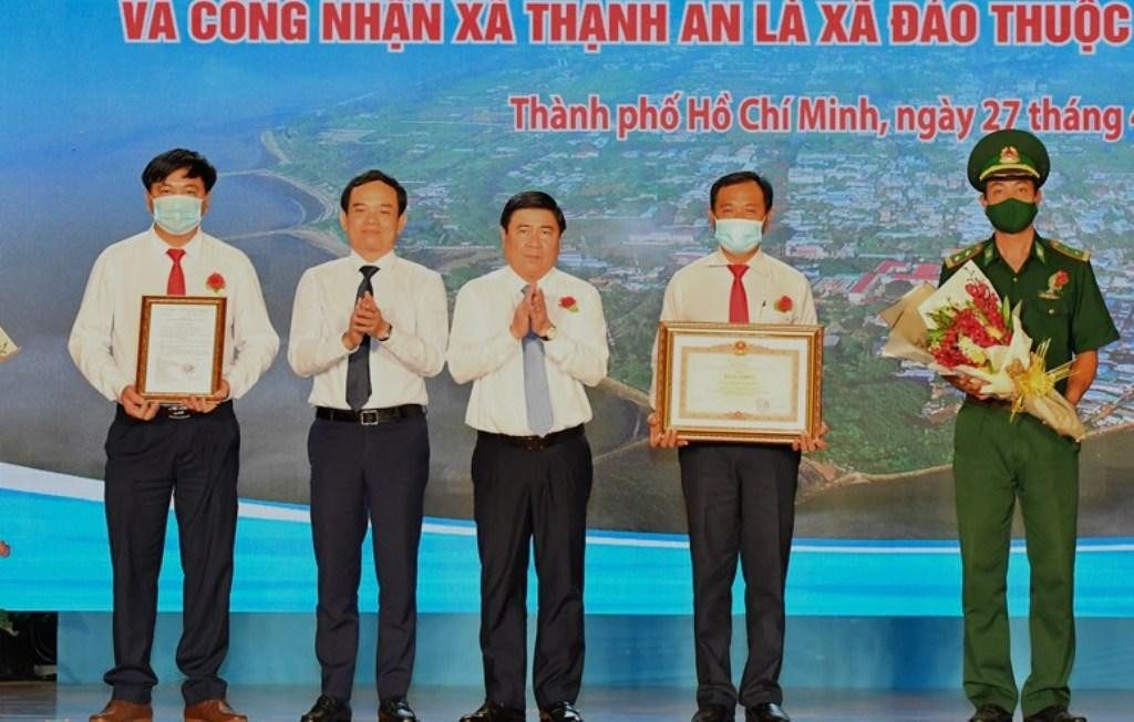 Phó Bí thư Thường trực Thành ủy Trần Lưu Quang và Chủ tịch UBND TPHCM Nguyễn Thành Phong trao quyết định của Thủ tướng Chính phủ công nhận xã Thạnh An (huyện Cần Giờ) là xã đảo. Phó Bí thư Thường trực Thành ủy Trần Lưu Quang và Chủ tịch UBND TPHCM Nguyễn Thành Phong trao quyết định của Thủ tướng Chính phủ công nhận xã Thạnh An (huyện Cần Giờ) là xã đảo.