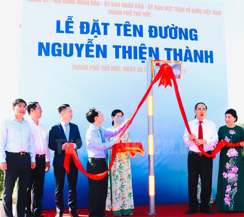 Ông Nguyễn Thiện Nhân và ông Nguyễn Văn Hiếu - Bí thư Thành ủy TP Thủ Đức thực hiện nghi thức đặt tên đường Nguyễn Thiện Thành. Ảnh: Thành ủy TPHCM