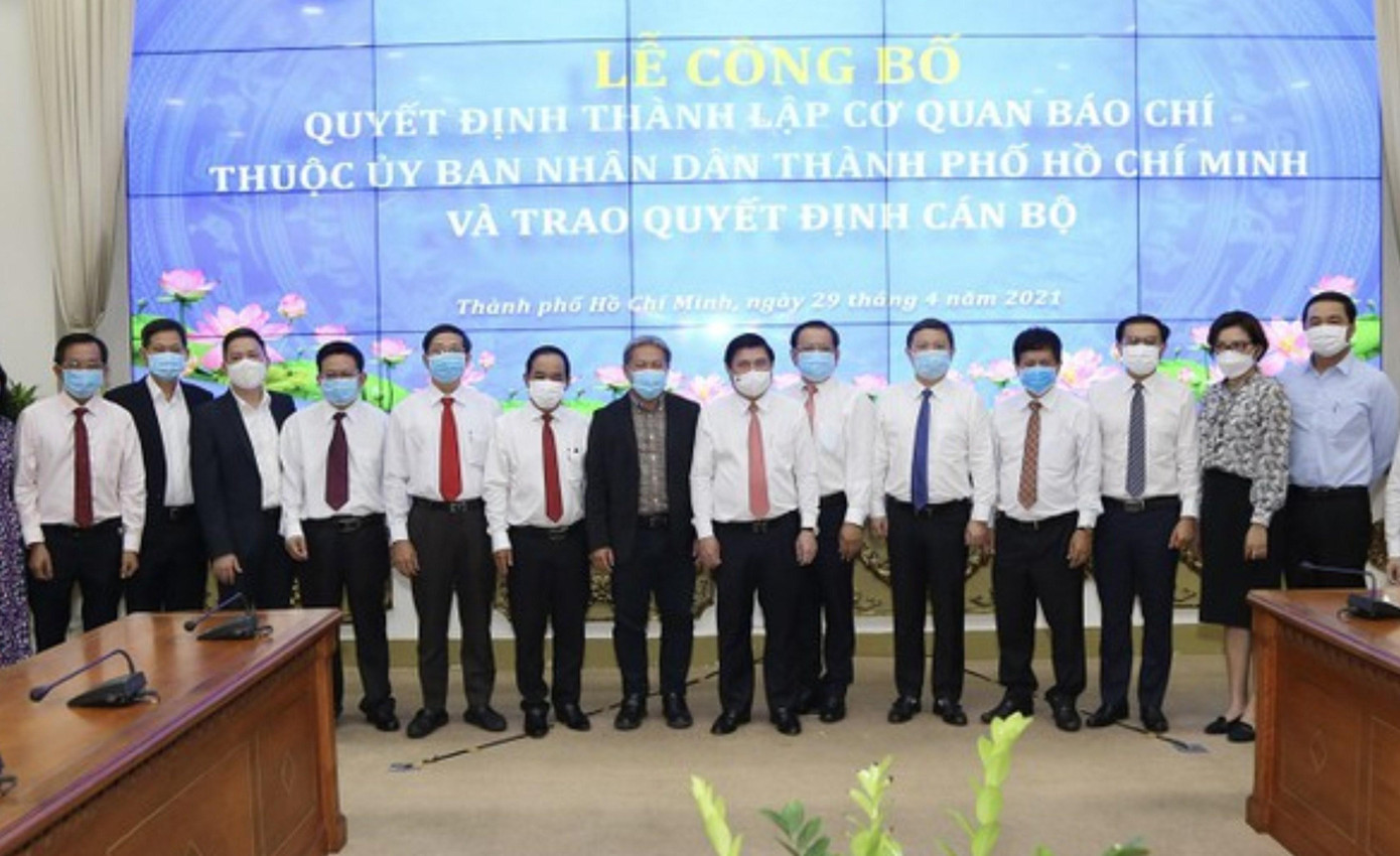 Tổng Biên tập và các Phó Tổng biên tập 5 cơ quan báo chí vừa được bổ nhiệm chụp ảnh lưu niệm cùng lãnh đão TPHCM