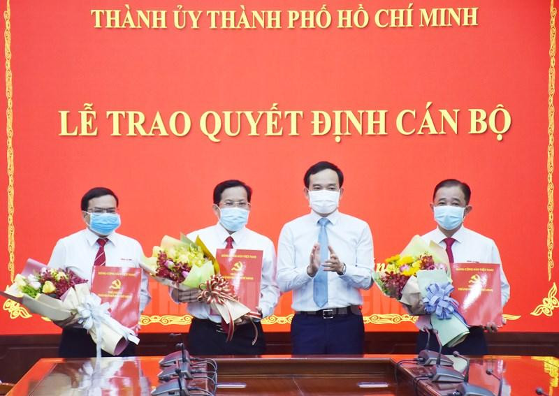 Trao quyết định bổ nhiệm tổng biên tập và các phó tổng biên tập cho báo Người Lao động sau khi thực hiện việc sắp xếp.